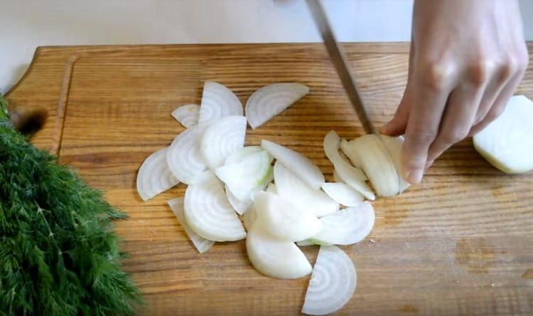 Nakrájejte cibuli na půlky.