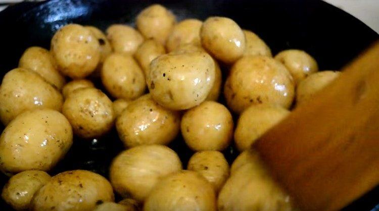 smažte brambory na zbývajícím tuku v pánvi.