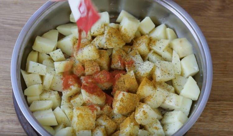 Tilføj krydderier til kartofflen.