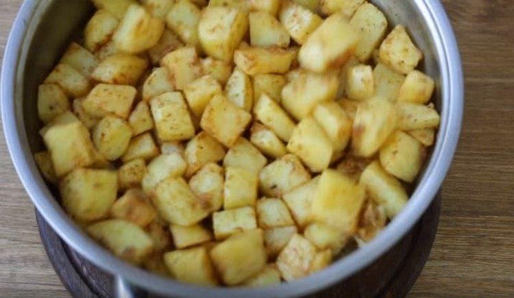 Zamíchejte brambory tak, aby koření bylo dobře rozloženo.