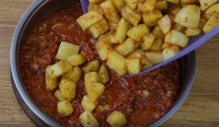 Προσθέστε τις πατάτες στο ταψί μέχρι το στιφάδο και τα λαχανικά.