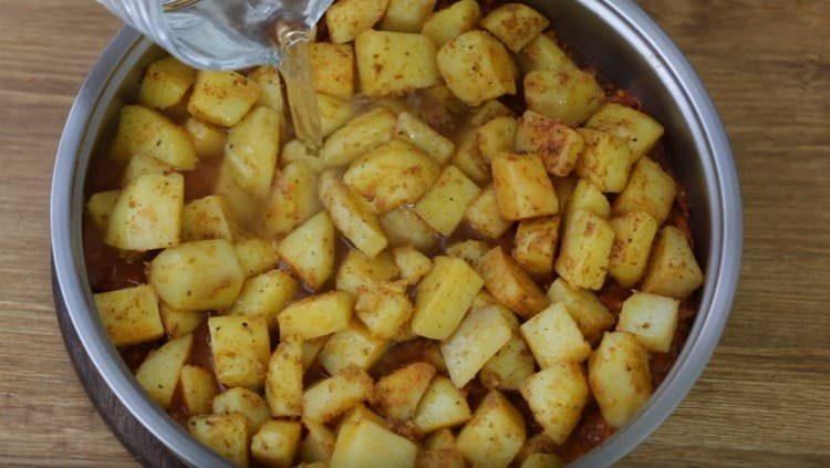 Ajouter l'eau et les ragoûts de pommes de terre.