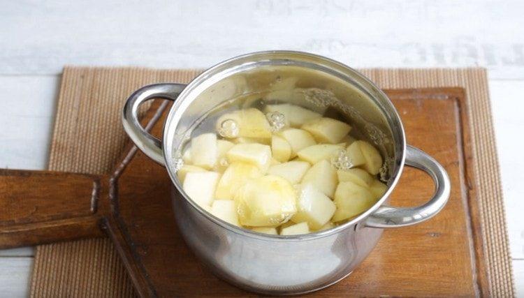 Сварете картофите.