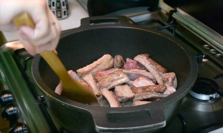 Salare le costole, pepare e friggere su tutti i lati.
