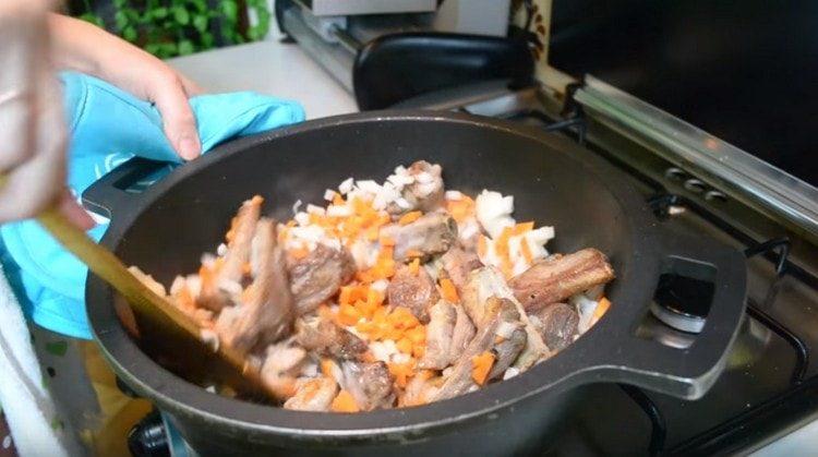 Aggiungi le carote con le cipolle al calderone alle costole.