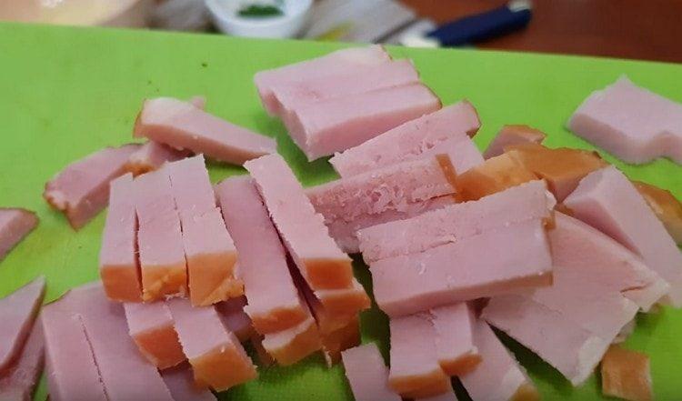 قطع لحم الخنزير إلى شرائح.