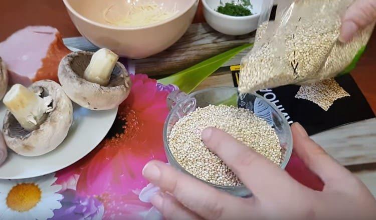 Sinusukat namin ang isang baso ng quinoa.