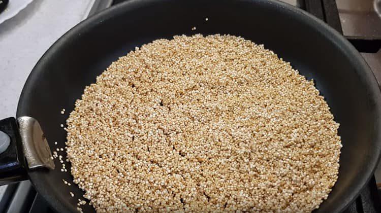 Fry quinoa σε ένα τηγάνι.