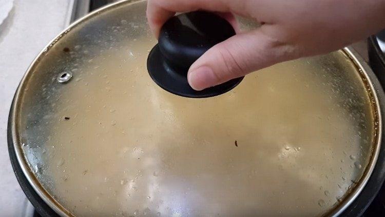 Főzés quinoa a fedél alatt.