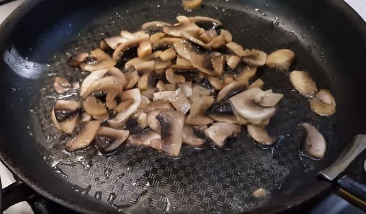 Faire frire les champignons dans une casserole séparée.