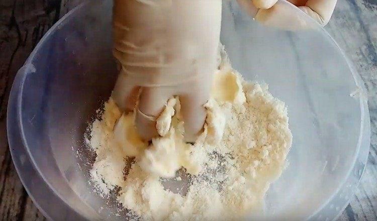 Macinare la farina di cocco con burro morbido.