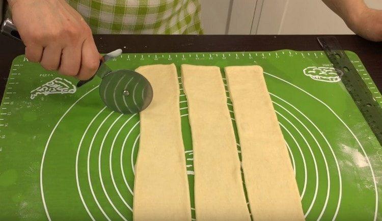 Tagliare lo strato di pasta risultante in strisce.