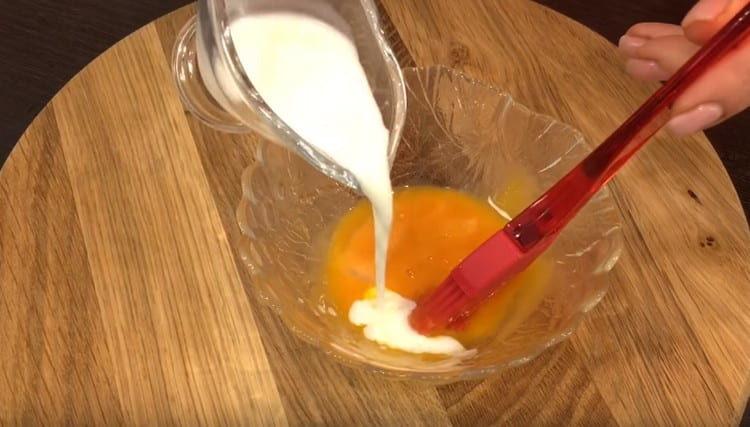 Ανακατέψτε τον κρόκο αυγού με γάλα.