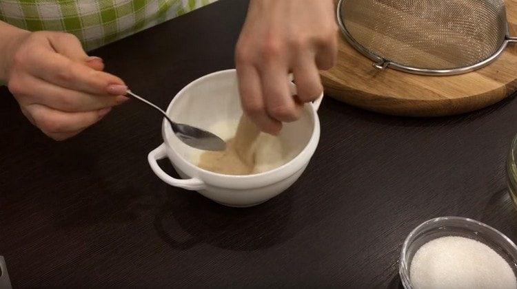 Kvasnice rozpusťte v teplém mléku.