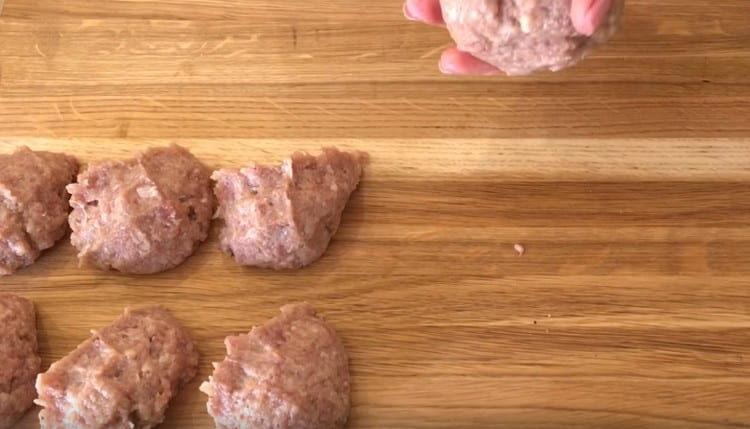 ينقسم اللحم المفروم إلى أجزاء متساوية.