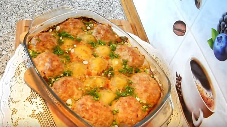 Le cotolette al forno con patate sono un secondo piatto abbondante e gustoso.