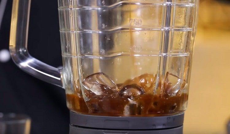 Nalijte předvařenou kávu do míchačky. přidejte kostky ledu a cukr