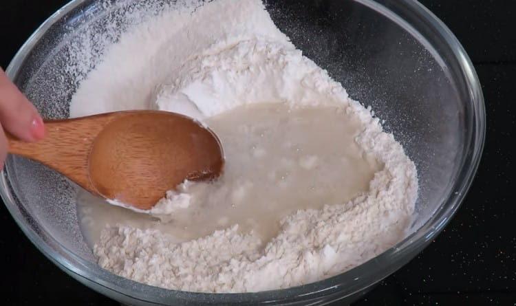 Versare acqua bollente con sale nella farina.