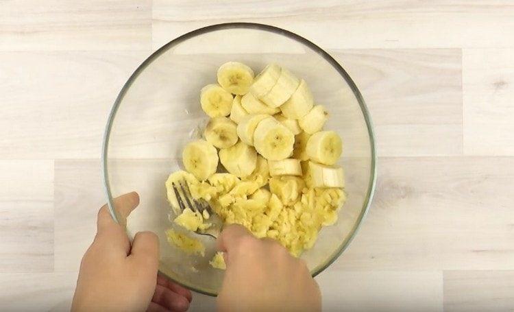 Impastare la banana con una forchetta in purè di patate.