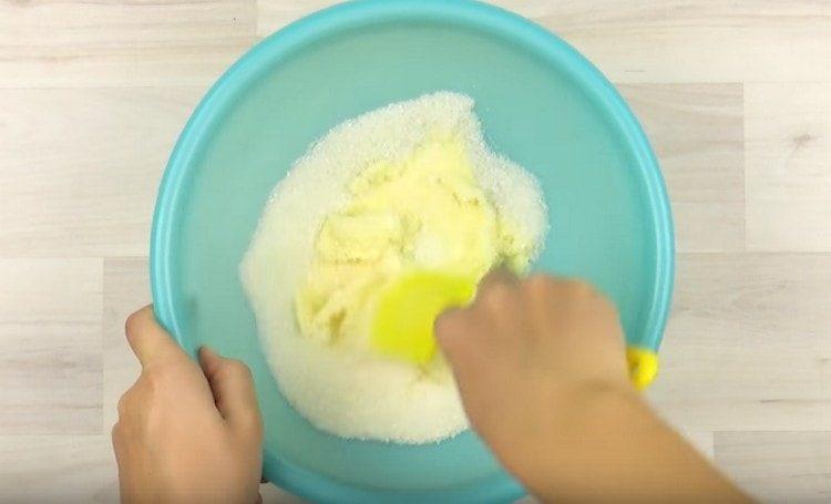 Zerdrücke die weiche Butter mit Zucker.