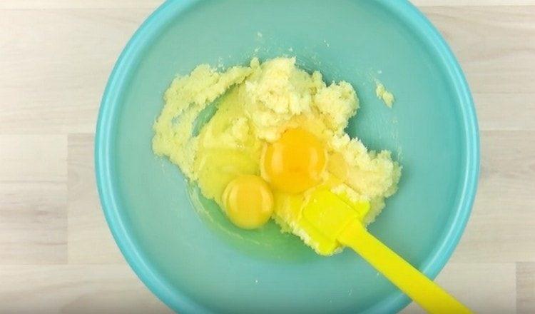 Προσθέστε αυγά στη μάζα λαδιού.