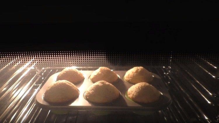 Inilalagay namin ang form na may muffins sa oven.