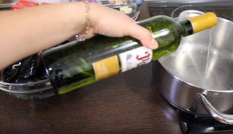 Nalijte bílé víno do pánve až na dno.