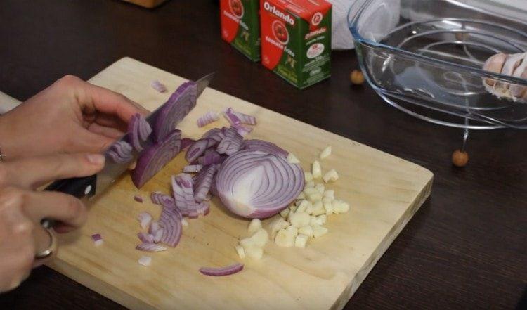 Tritare aglio e cipolla.