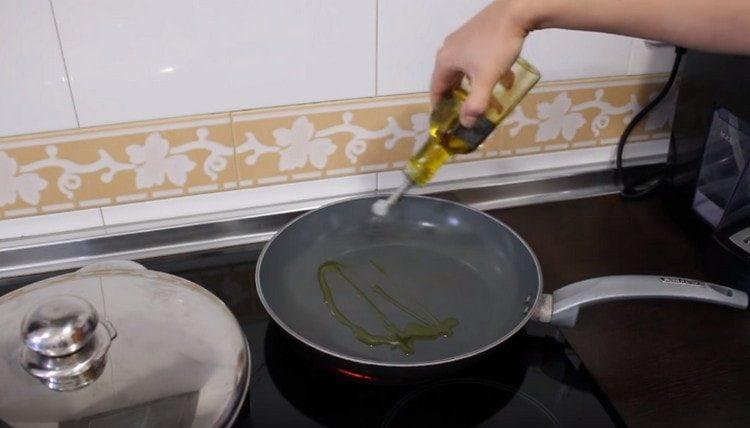 Zahřívejte olivový olej na pánvi.