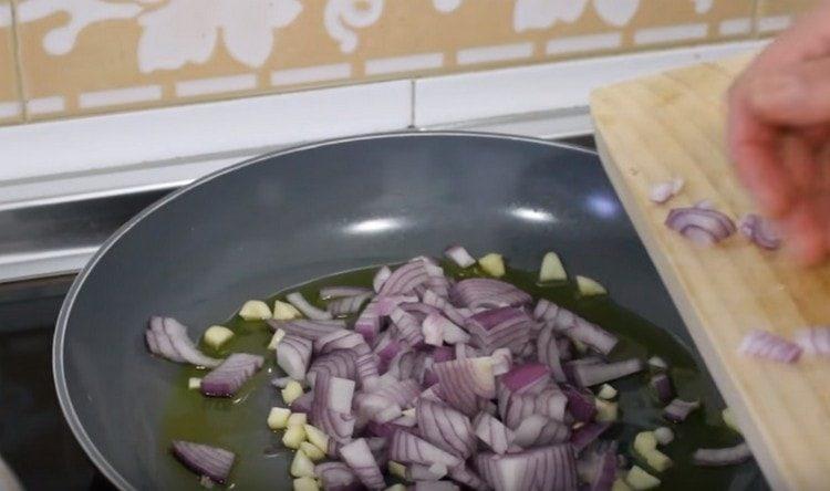 يقلى البصل مع الثوم في زيت الزيتون.