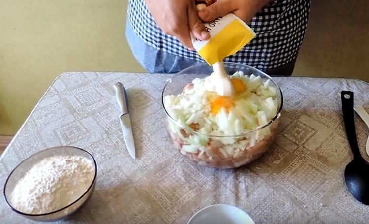 K masu s cibulí přidejte majonézu, vejce a mouku.