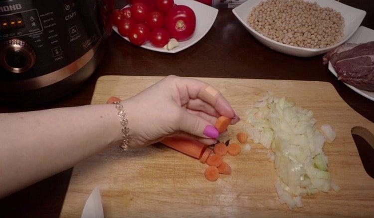 Karotten in Kreise schneiden.