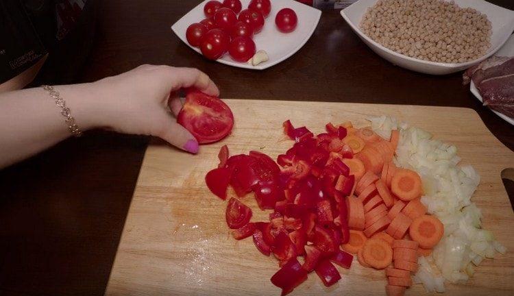 Wir schneiden auch Tomaten.