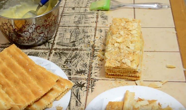 Cospargi la torta di Napoleone finita con le briciole rimaste dalla torta.