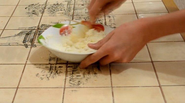 macinare gli ingredienti con una forchetta.