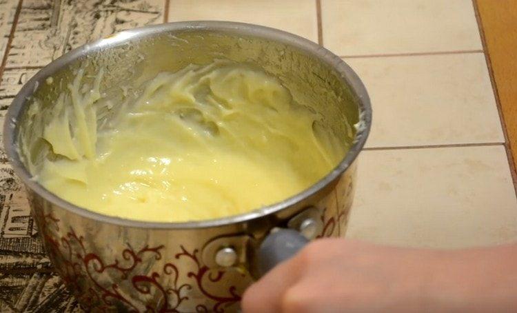 Fügen Sie Butter der abgekühlten Creme hinzu und schlagen Sie.