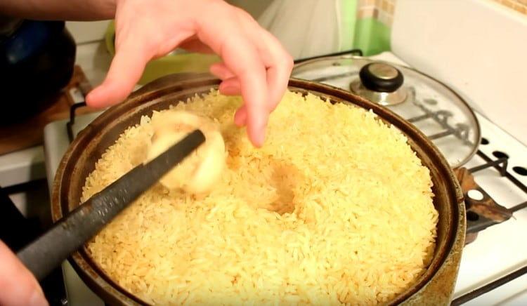 Odstraňte česnek z připraveného pilafu.