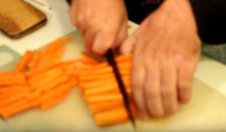 Karotten in dünne Stäbchen schneiden.