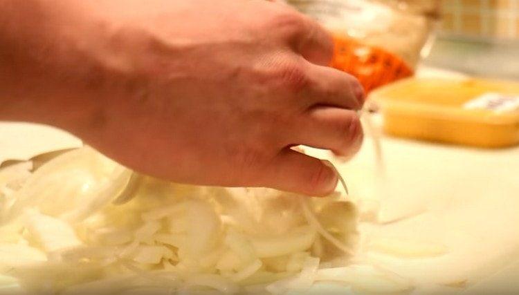 Leikkaa sipuli puolirenkaisiin ja vaivaa hiukan käsillä.