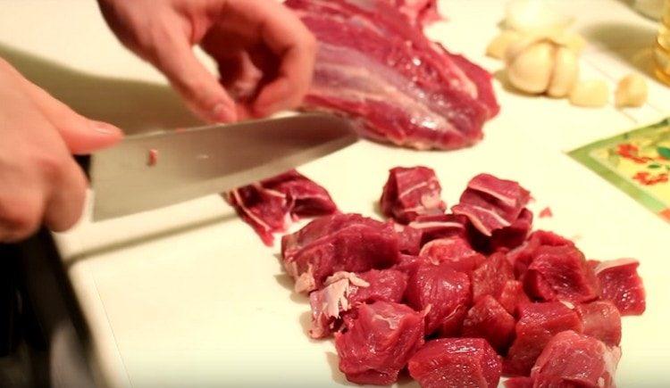 Tagliare la carne a fette.