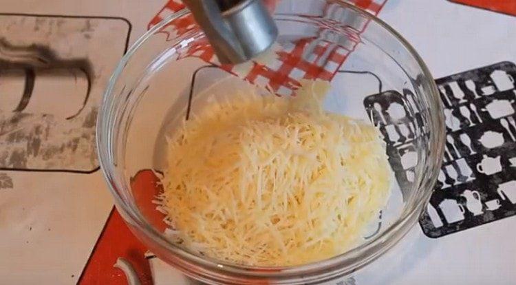 Прецедете чесъна през пресата през сиренето.