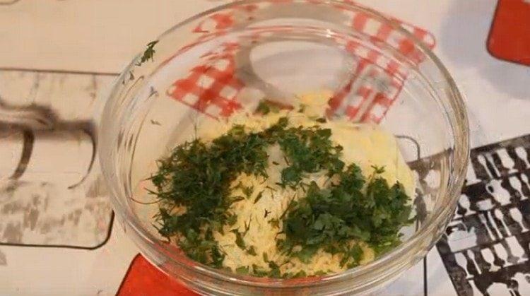 Τρίψτε τα φρέσκα βότανα και προσθέστε στο τυρί.
