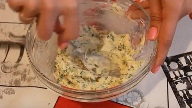 Προσθέστε λίγο επεξεργασμένο τυρί και ανακατέψτε τα πάντα.