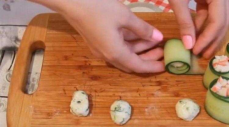 Увийте сирене топки в резени краставици.