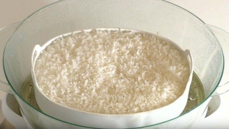 Risciacqua e fai bollire il riso.