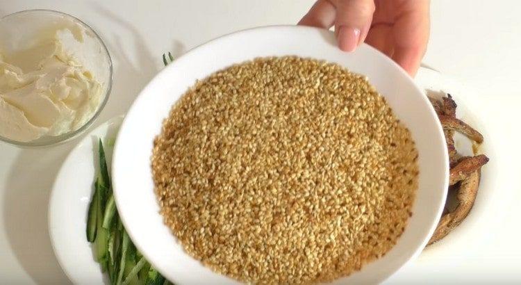 Запържете сусамовите семена в сух тиган.