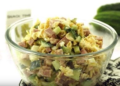 Hindi pangkaraniwang salad ng rollton  na may sausage