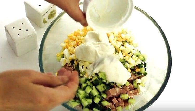 Yhdistämme kaikki valmistetut aineosat ja maustame salaatin majoneesilla.