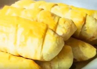 Νόστιμα λουκάνικα σε ζαχαροπλαστική  με τυρί