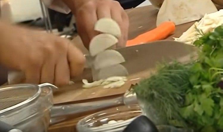 Leikkaa sipuli puolirenkaisiin.